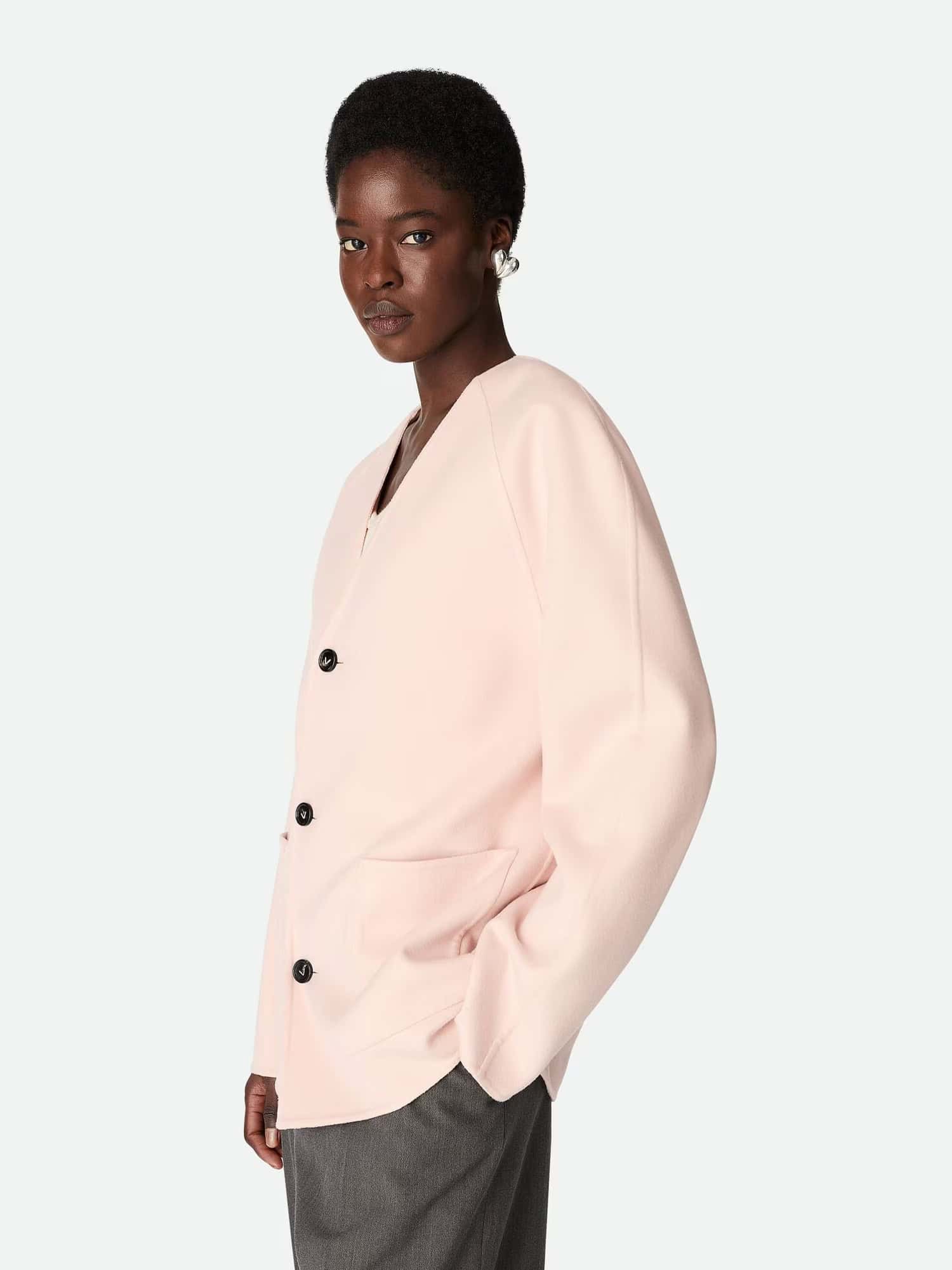 Elegante blazer rosa de coração profundo, ideal para estilos sofisticados e atuais.