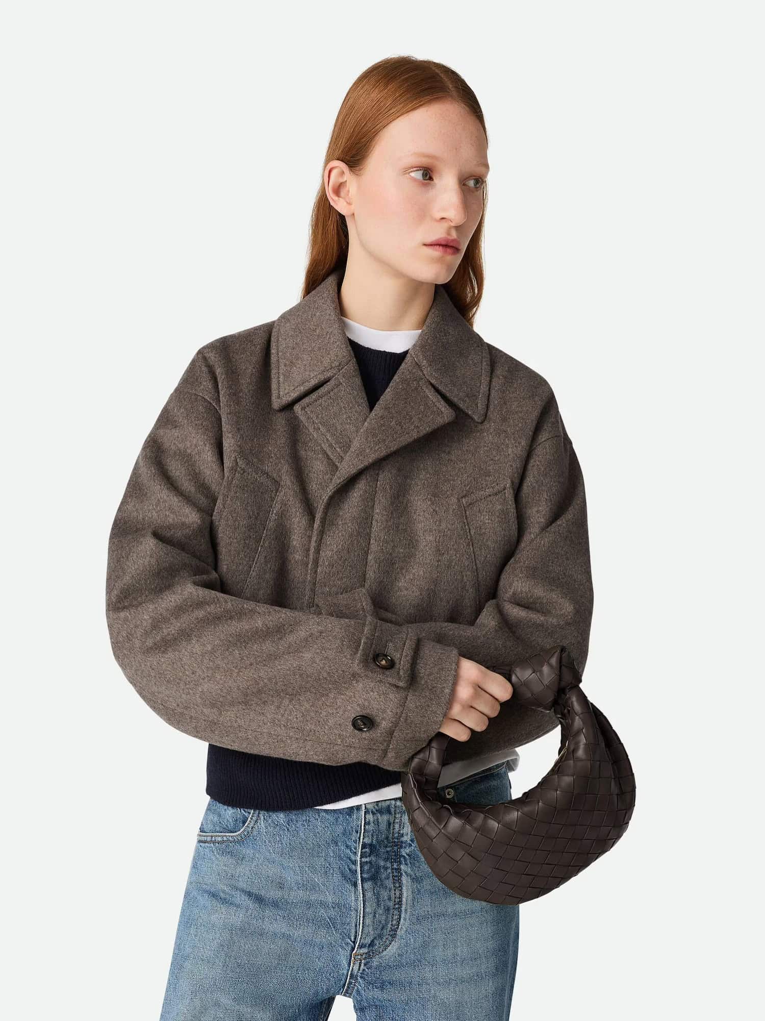 Casaco de lã feminino em tomcastanho com detalhes de estilo clássico.