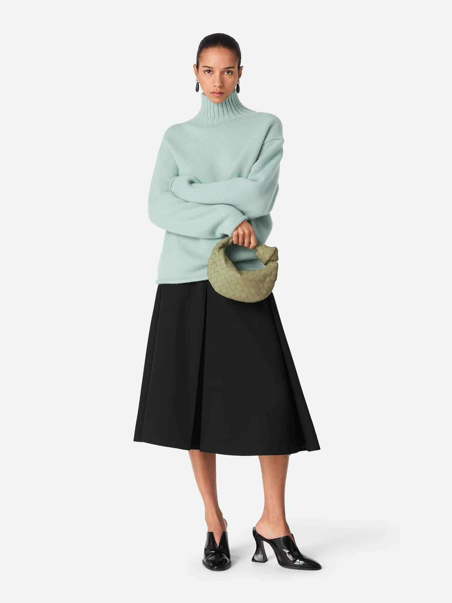 Conjunto de moda feminina com vestido longo preto e suéter verde-menta elegante e confortável.