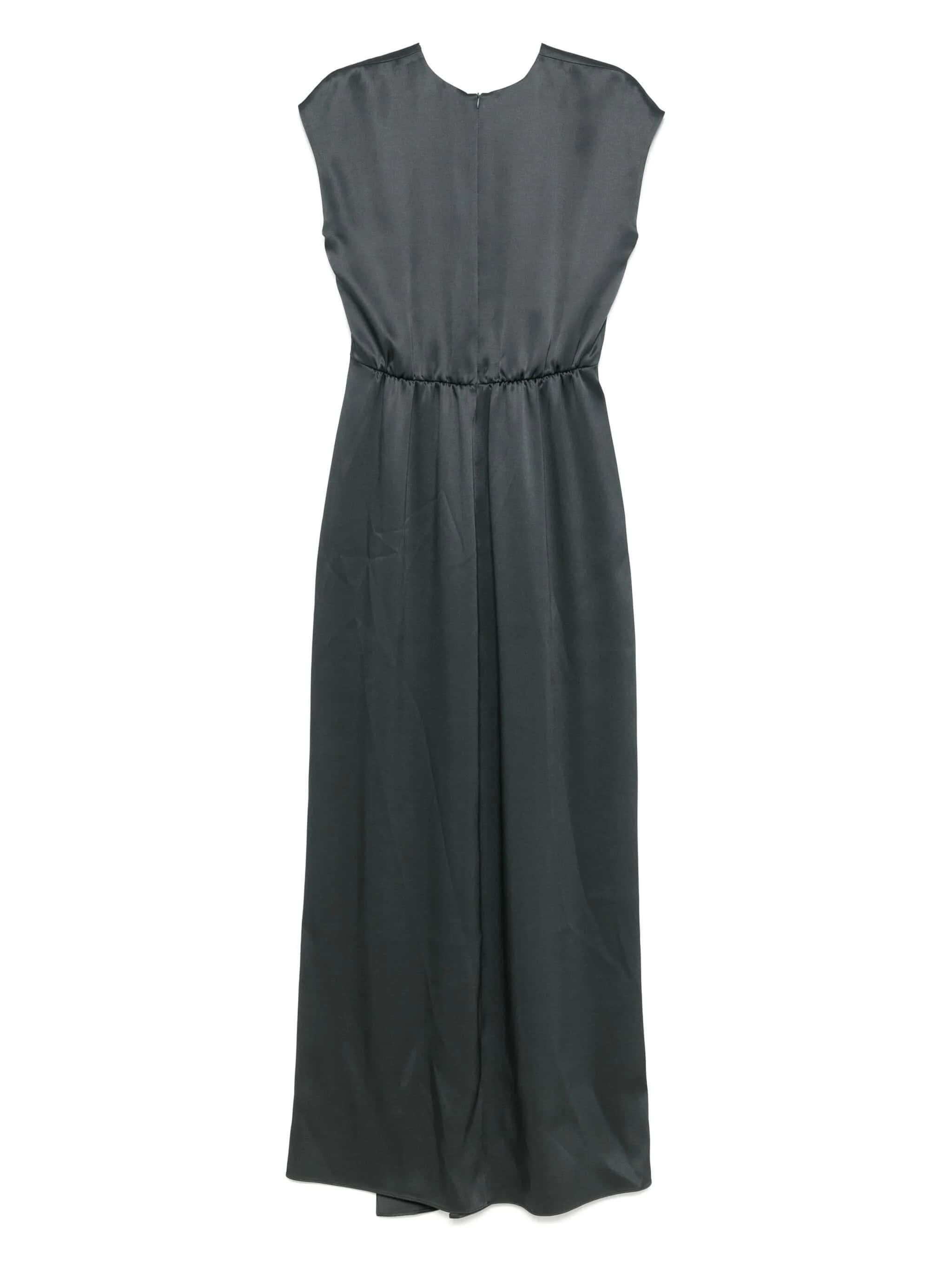 Luxo de macacão preto de satén, ideal para eventos sofisticados e moda contemporânea.
