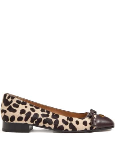 Sapatos de mulher com estampa animal print e detalhes em couro, elegantes e confortáveis.