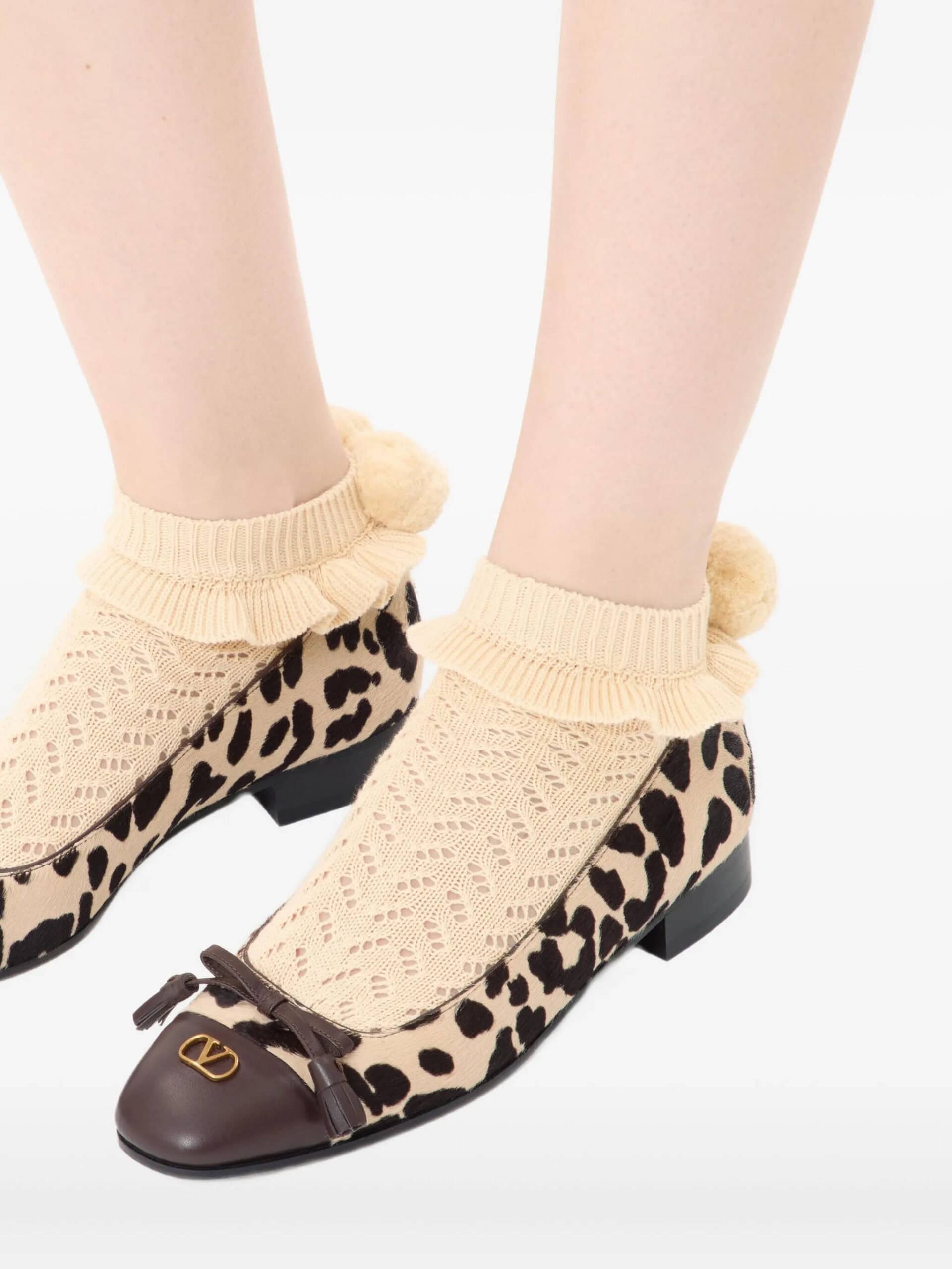 Sapatilhas de moda com estampa de leopardo e detalhes elegantes, perfeitas para mulheres sofisticadas.