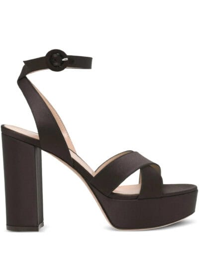 Sapato de salto alto preto, de design elegante e confortável para mulheres sofisticadas.