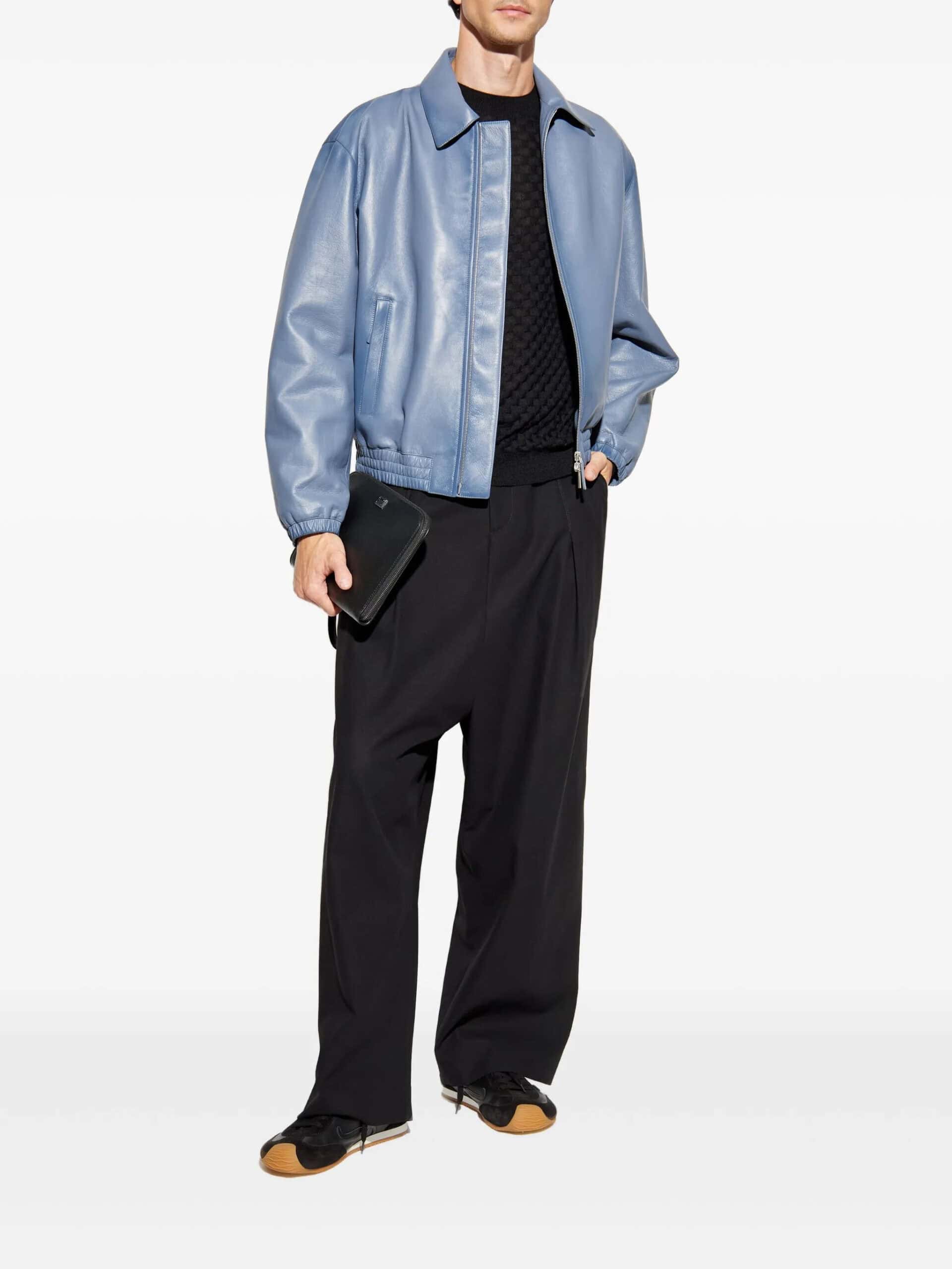 Casaco jeans masculino azul, estilo casual e confortável, perfeito para looks modernos e desportivos.