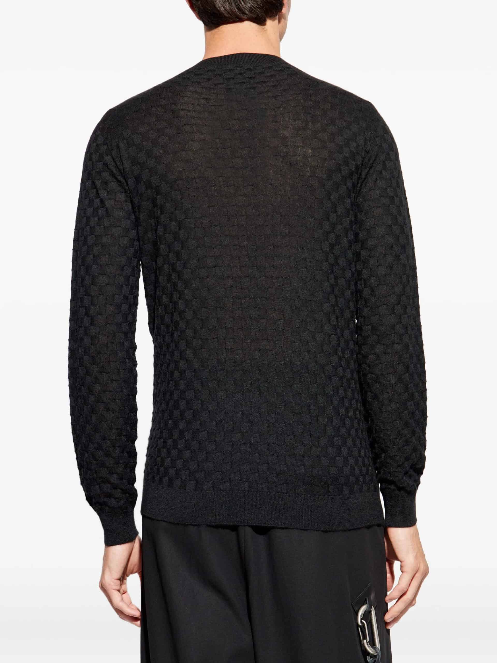 Suéter preto com padrão texturizado de baixo relevo, ideal para looks elegantes e casuais.