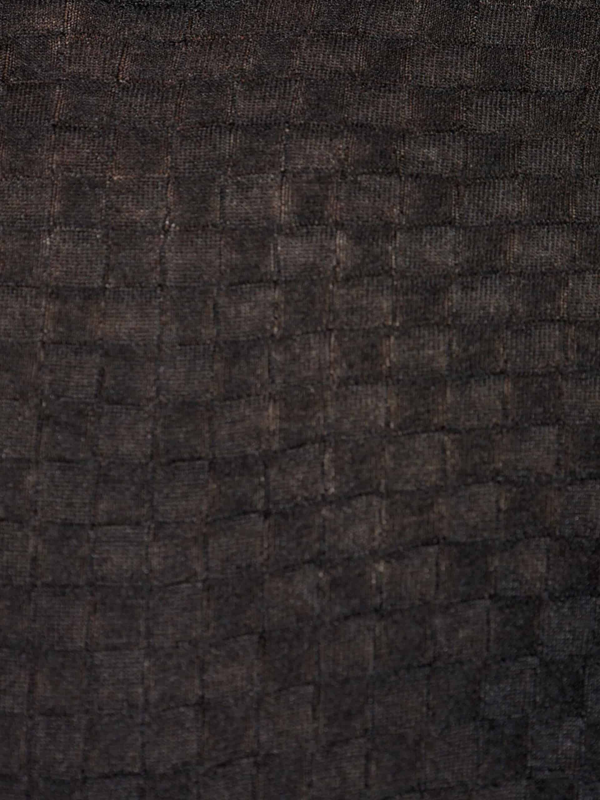 Textura de couro castanho escuro com padrão quadriculado.