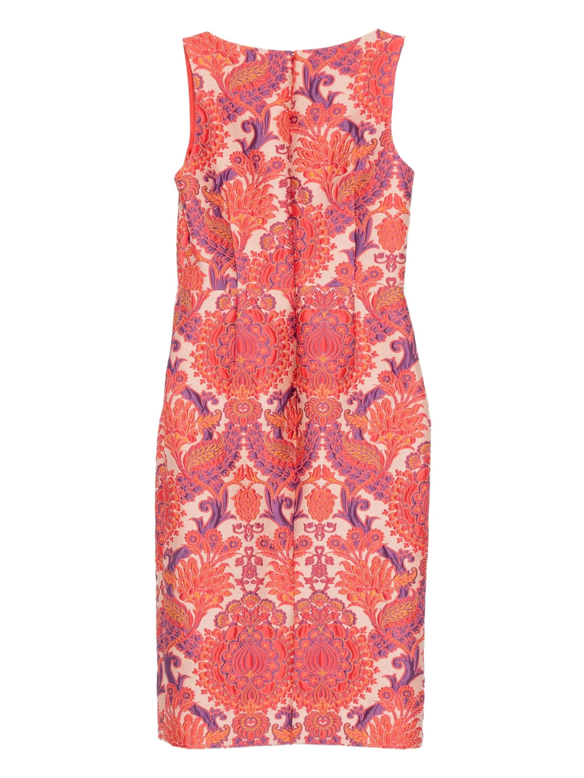 1. Vestido longo feminino com estampa floral vibrante em tons de vermelho e roxo.