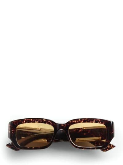 Óculos de sol femininos com armação de tartaruga e lentes douradas elegantes.