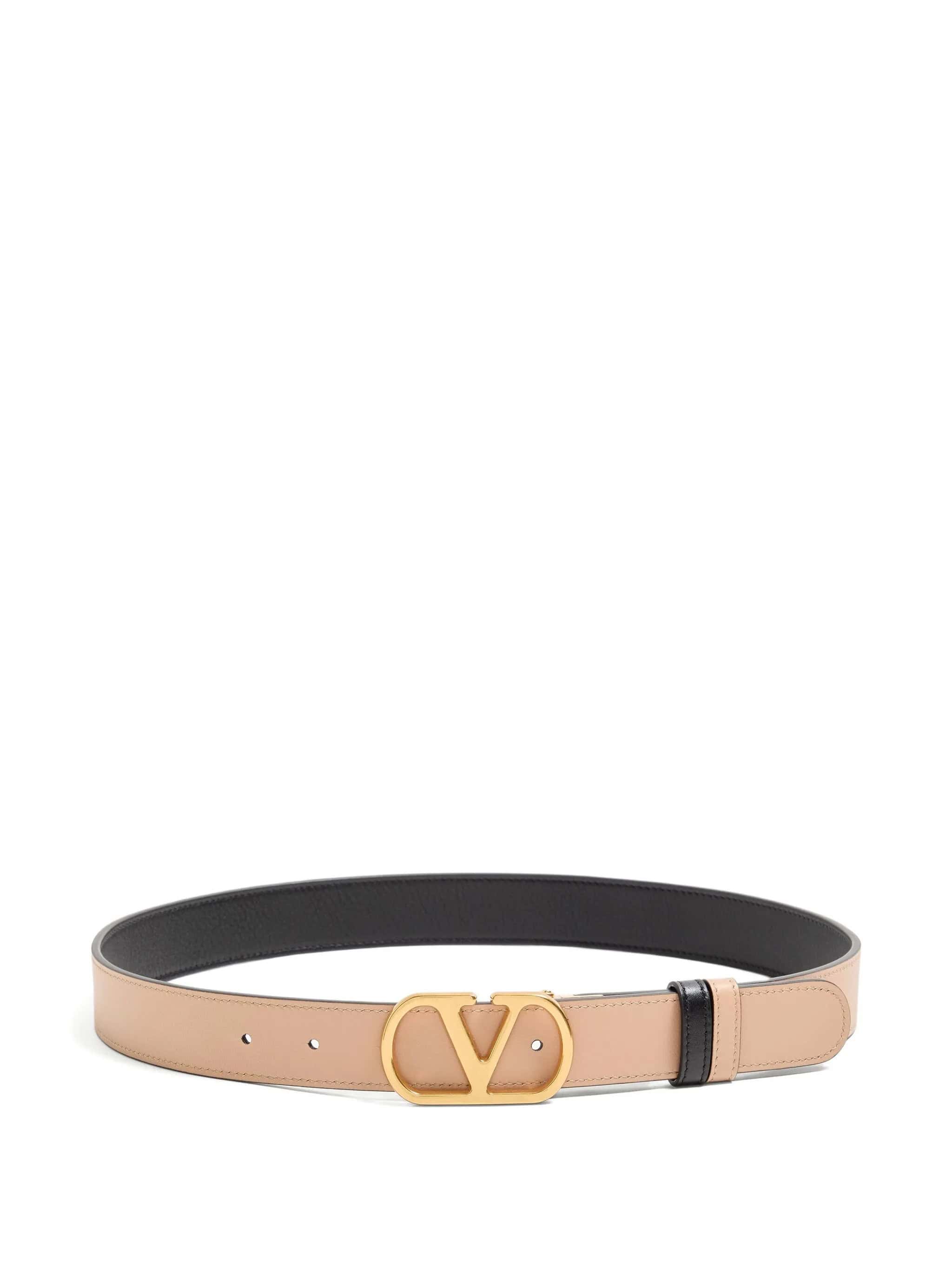Cinto Valentino em pele bege e preto com fivela dourada V de luxo.
