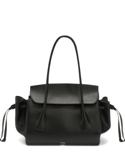 Branco, com detalhes em preto, bolsa de couro elegante e moderna.