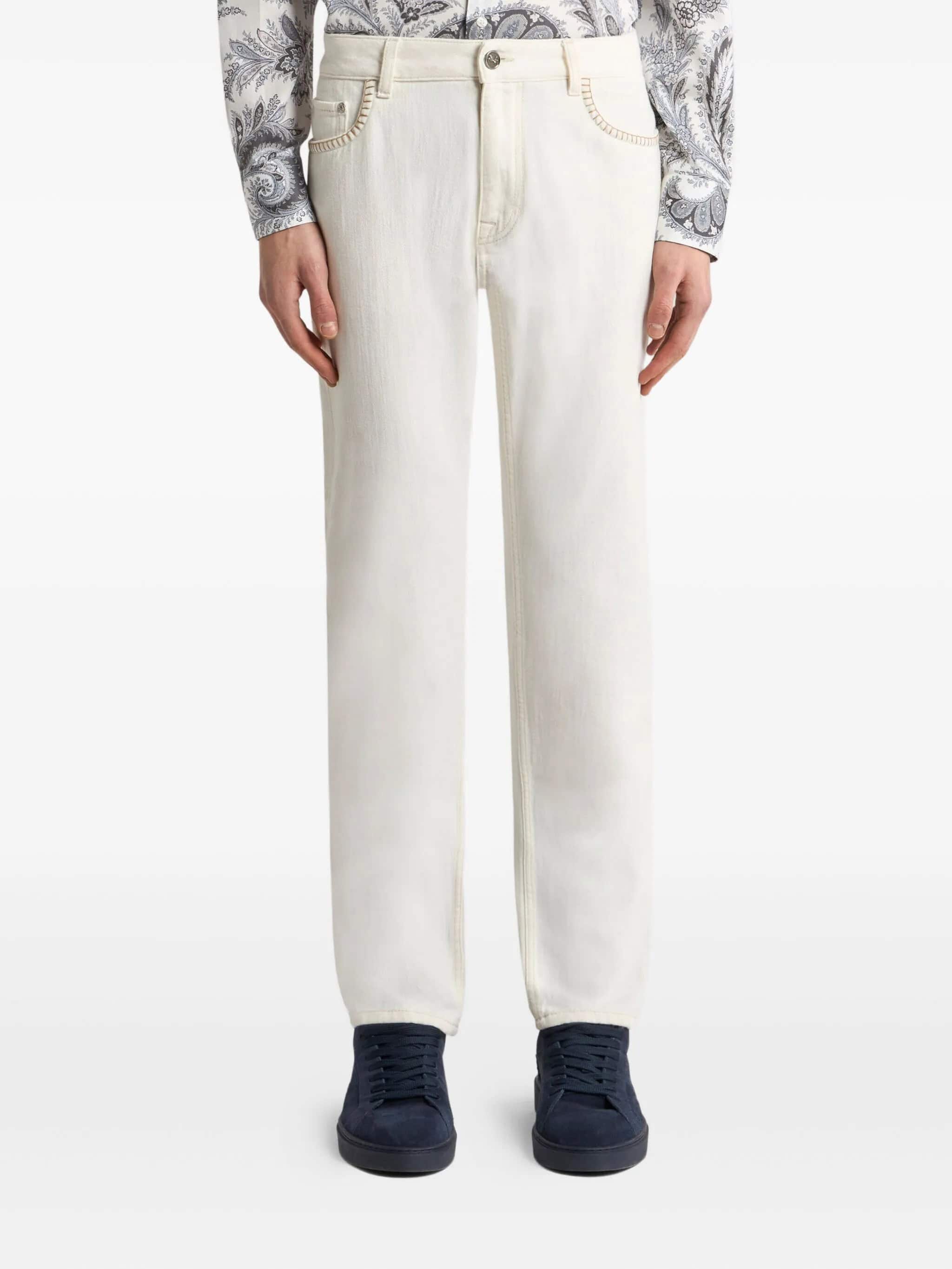 Calças jeans brancas de moda masculina, estilo casual, confortável e elegante.