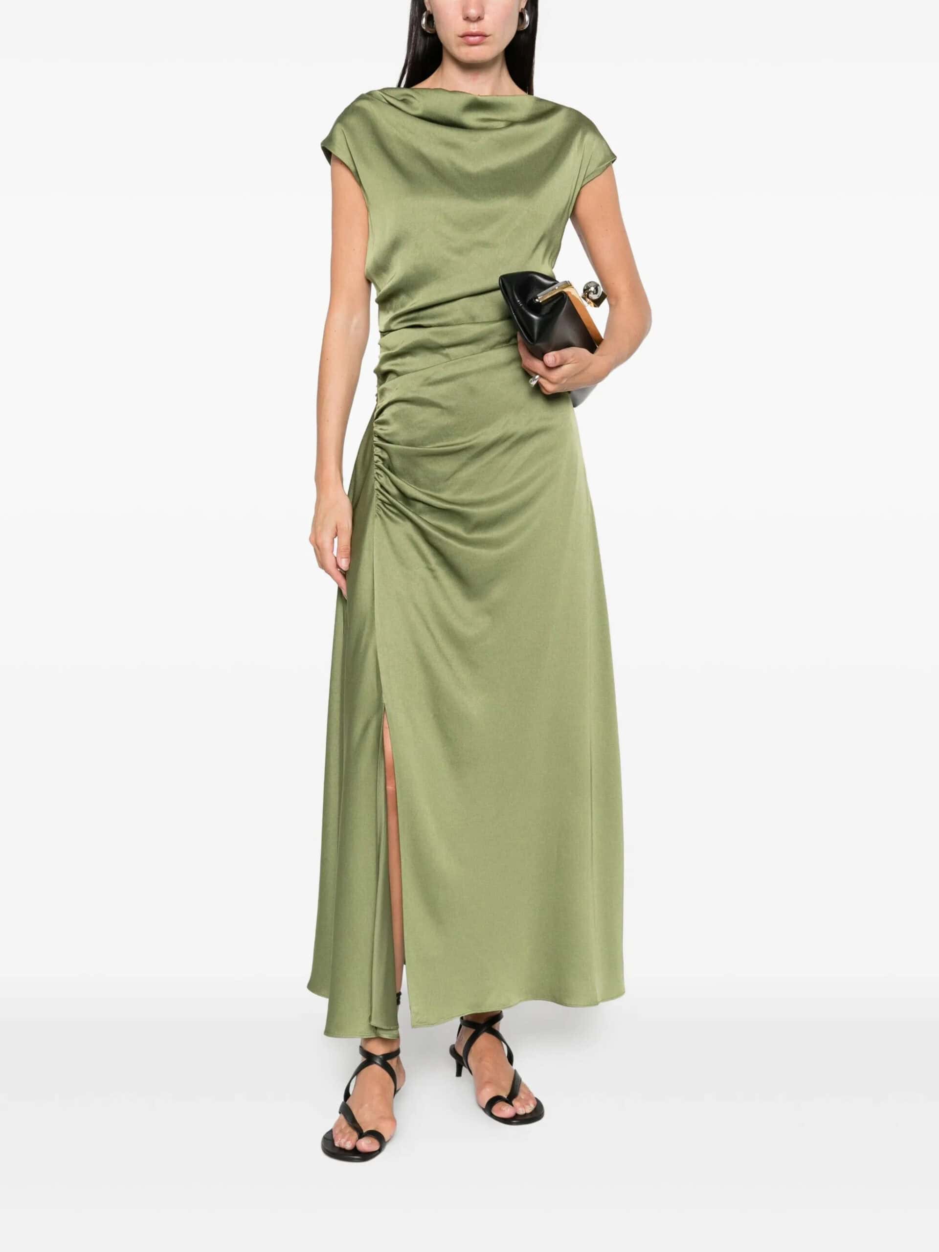 Elegante vestido de seda verde com fenda lateral e mangas ajustadas.