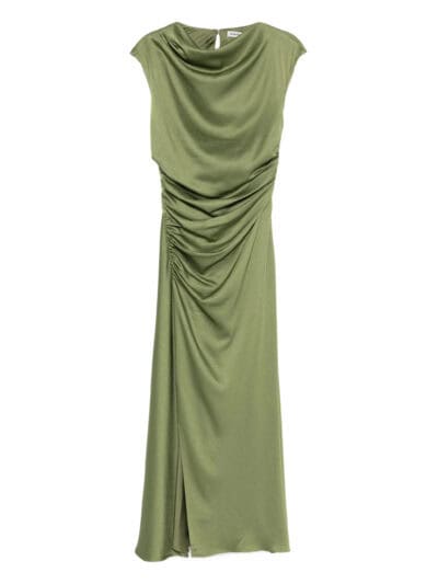 Vestido longo verde musgo com gola drapeada e detalhes de franzido na saia.