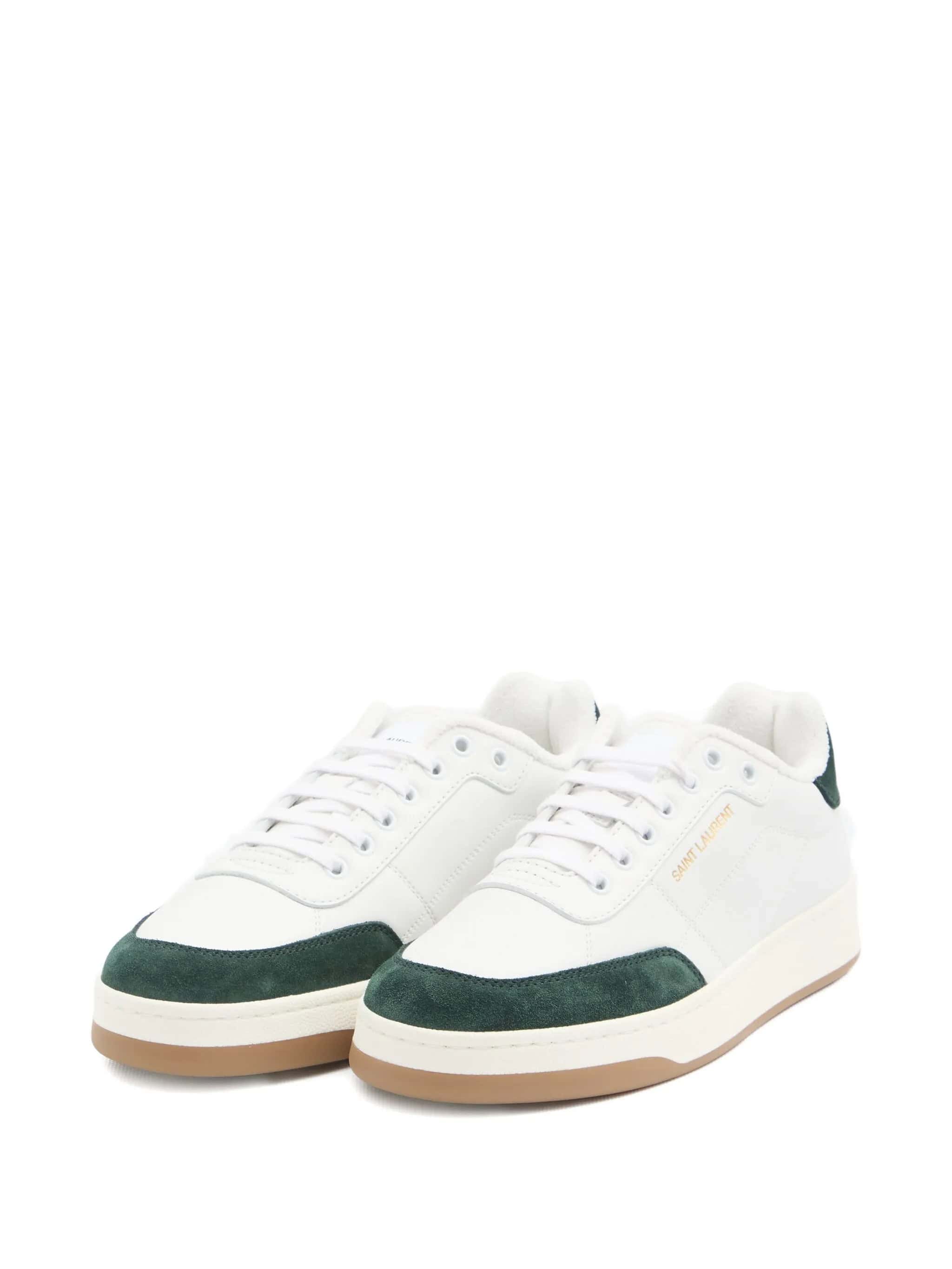 Tênis branco com detalhes em verde escuro da Saint Laurent para mulheres e homens. Estilo de designer, casual e sofisticado.