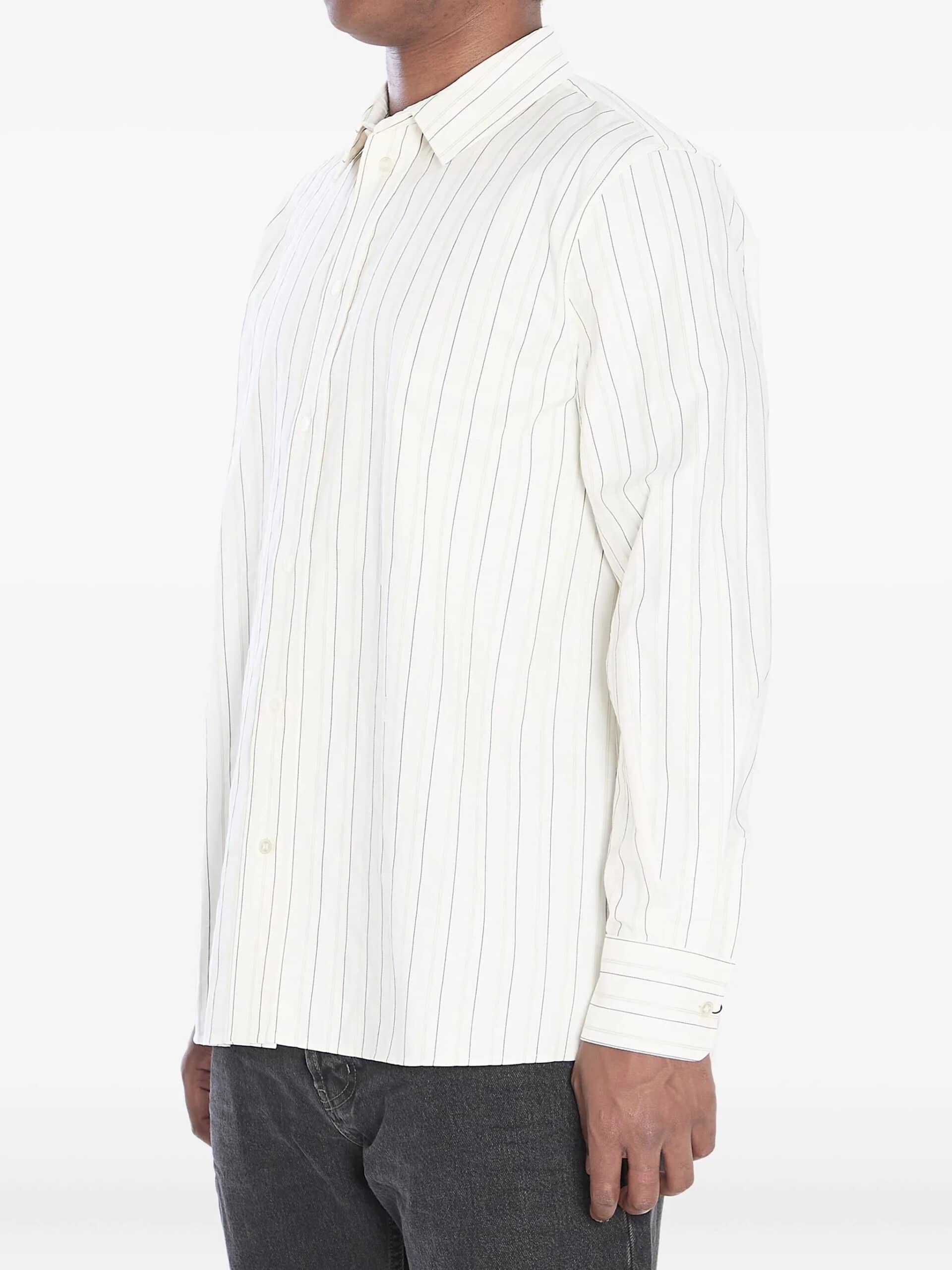 Camisa masculina branca com riscas finas, estilo elegante e confortável.
