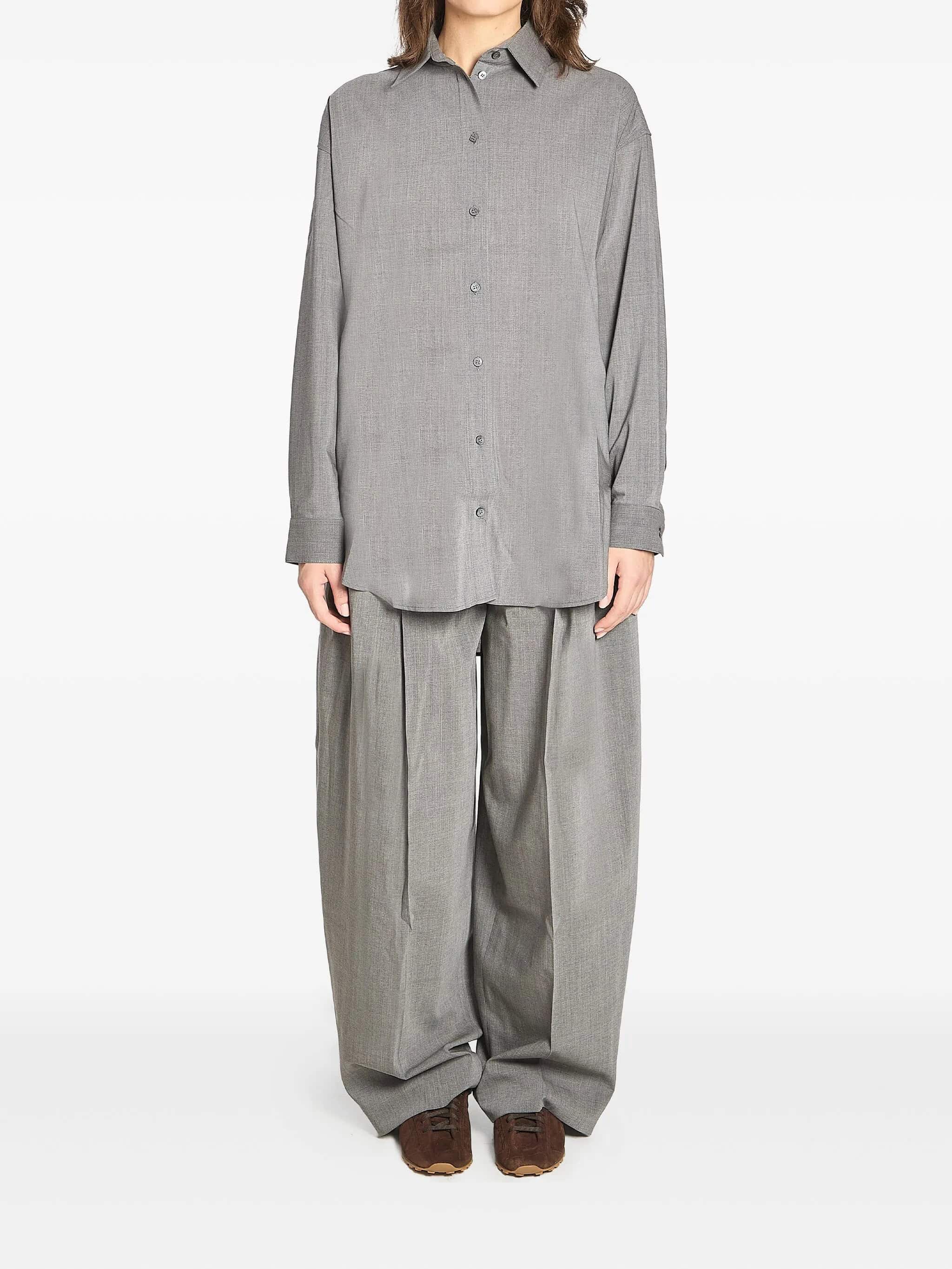 Casaco cinza oversized com botão frontal, estilo casual e confortável para moda feminina.
