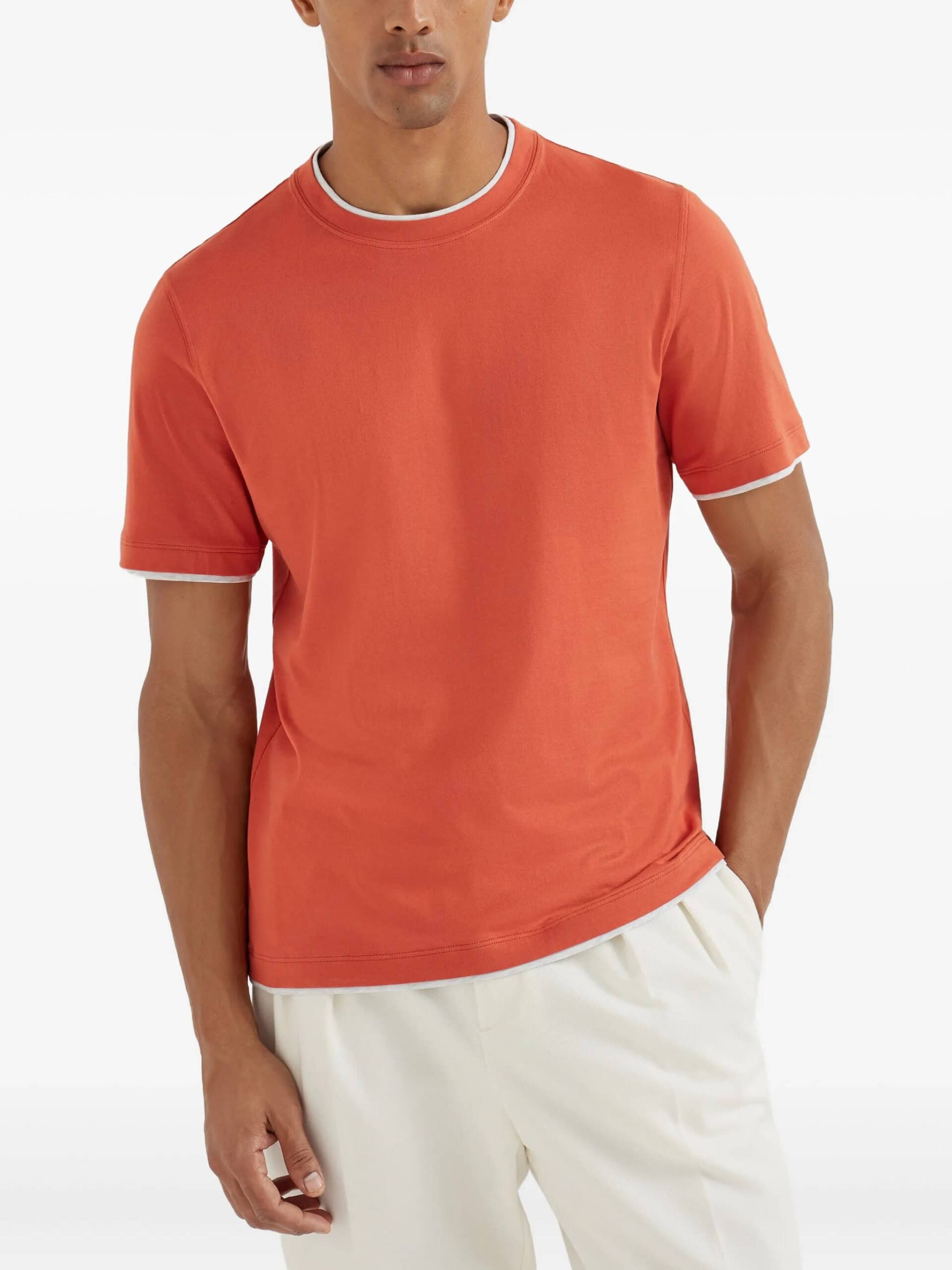 Camiseta de homem laranja com detalhe branco nas mangas e pescoço, estilo casual e confortável.
