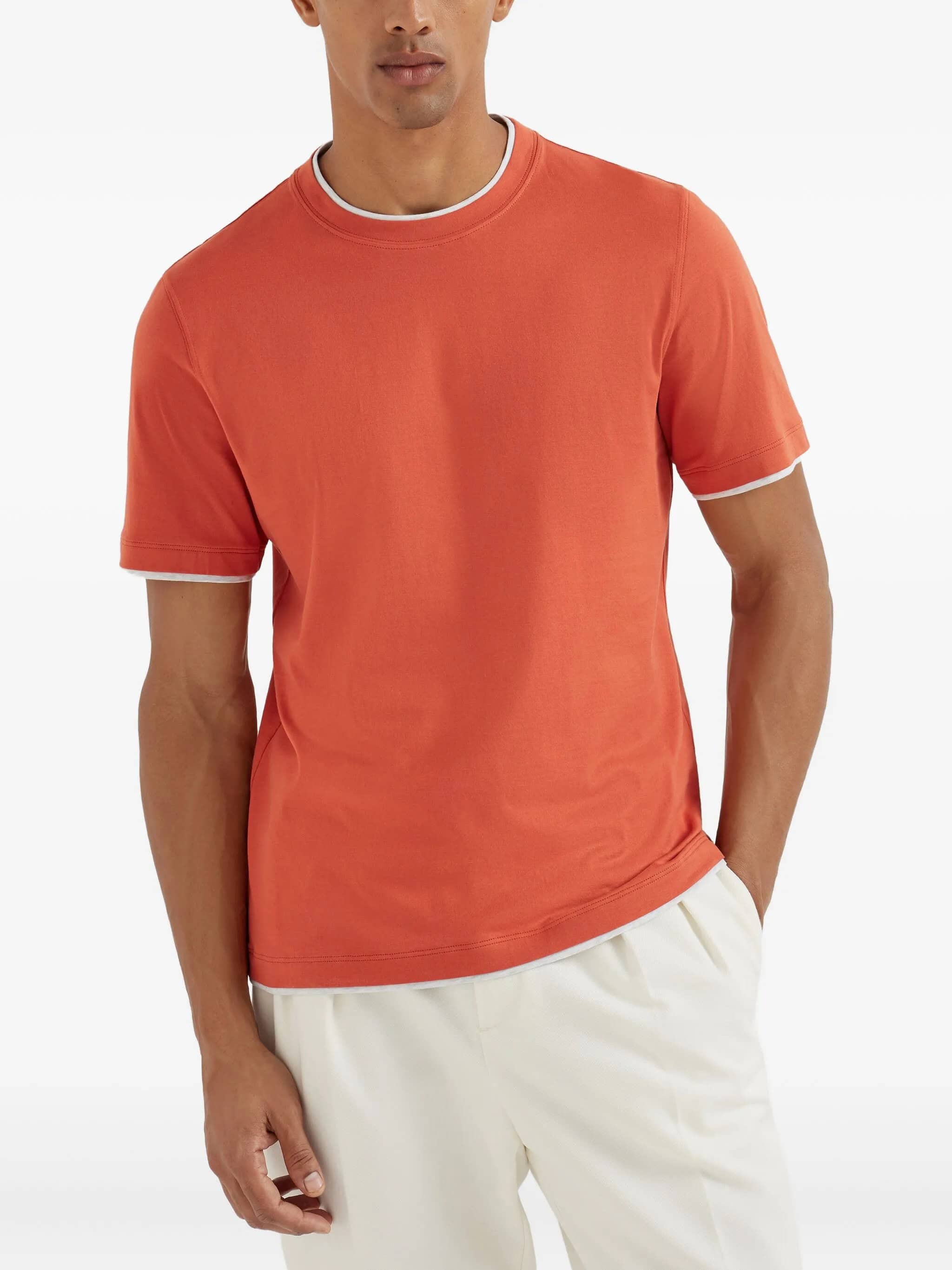 Camisola de algodão coral com detalhe branco na gola e mangas.