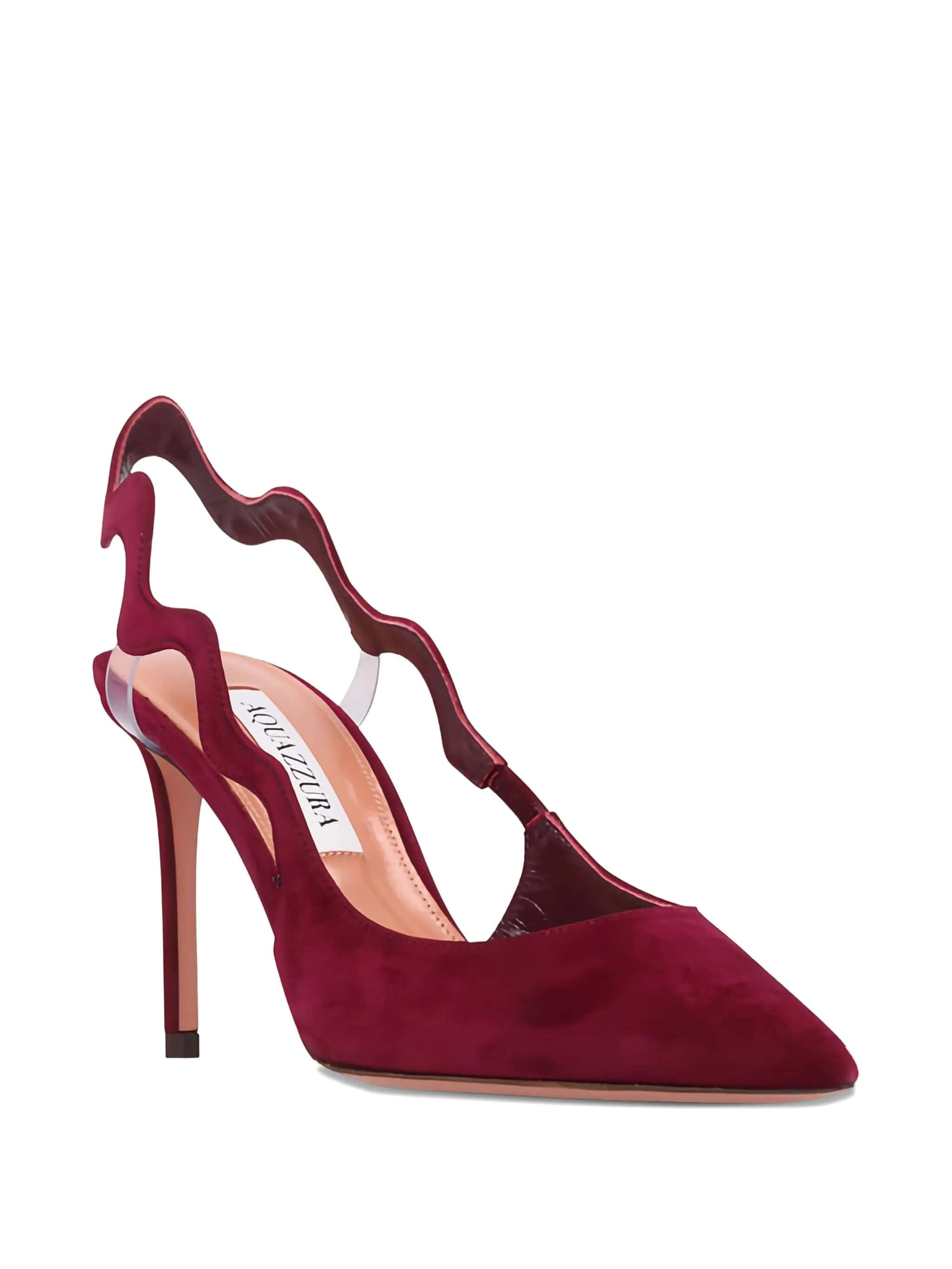 Sapatos de salto altos vermelhos de veludo com detalhes curvos, luxo e elegância para mulheres sofisticadas.