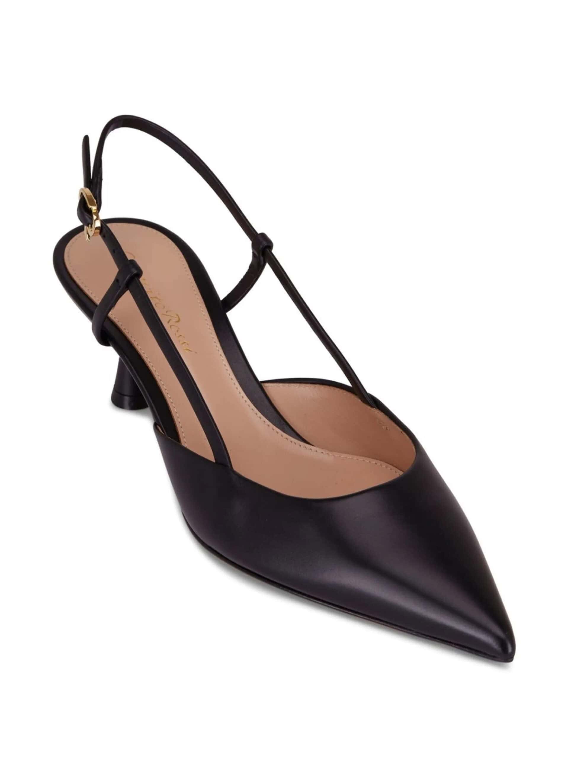 Sapato preto de salto elegante para mulher, design sofisticado de loja de moda de luxo.