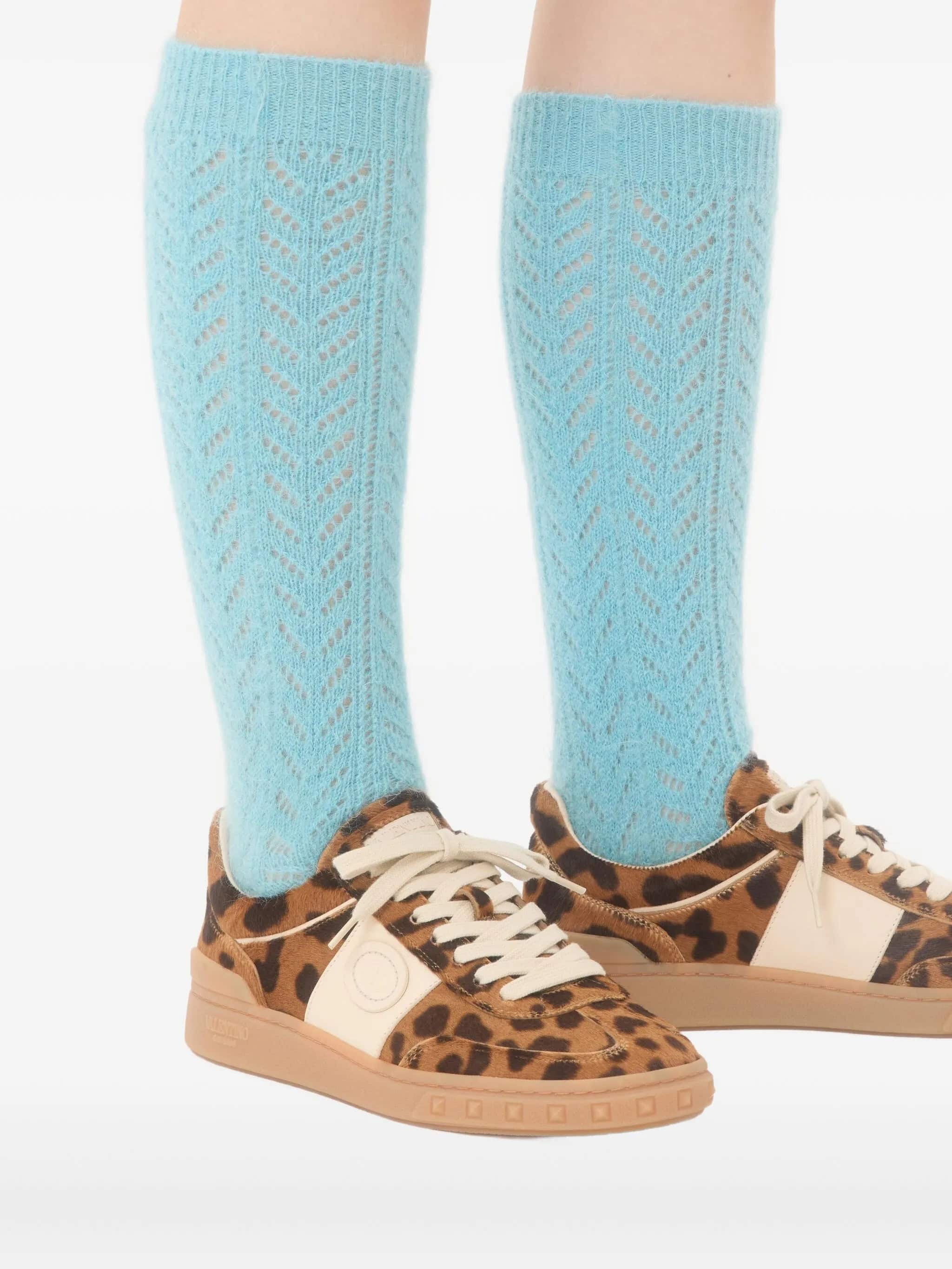 1. Meias azul claro de malha com padrão trançado até os joelhos, fashion e confortáveis.