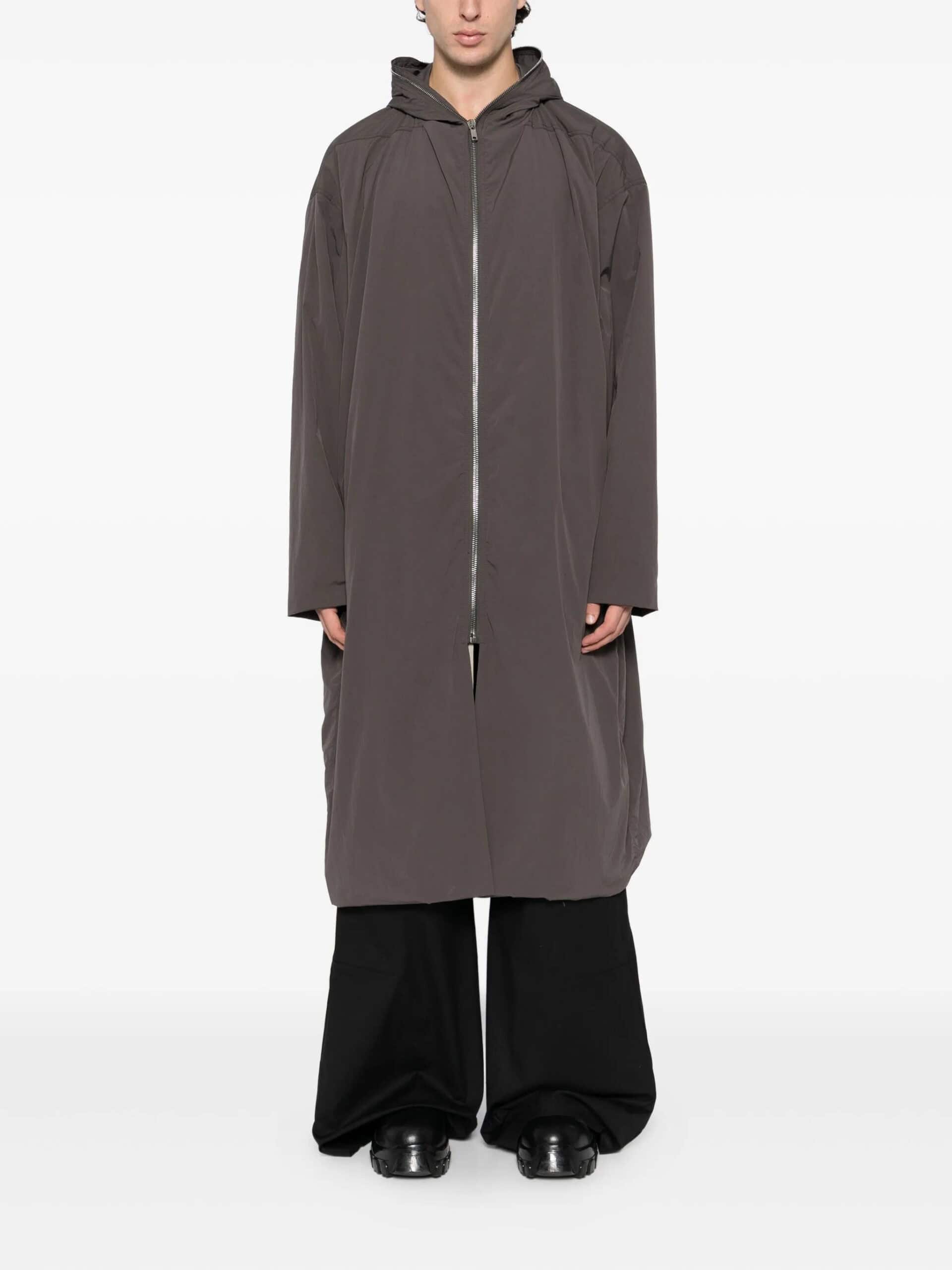Casaco comprido feminino com capuz, estilo casual e elegante.