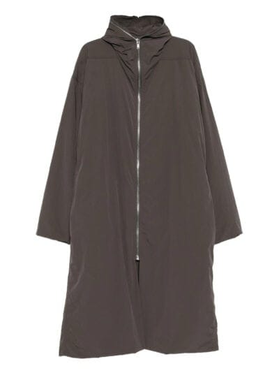 Casaco longo casual com capuz em tom escuro, ideal para inverno e moda de rua.