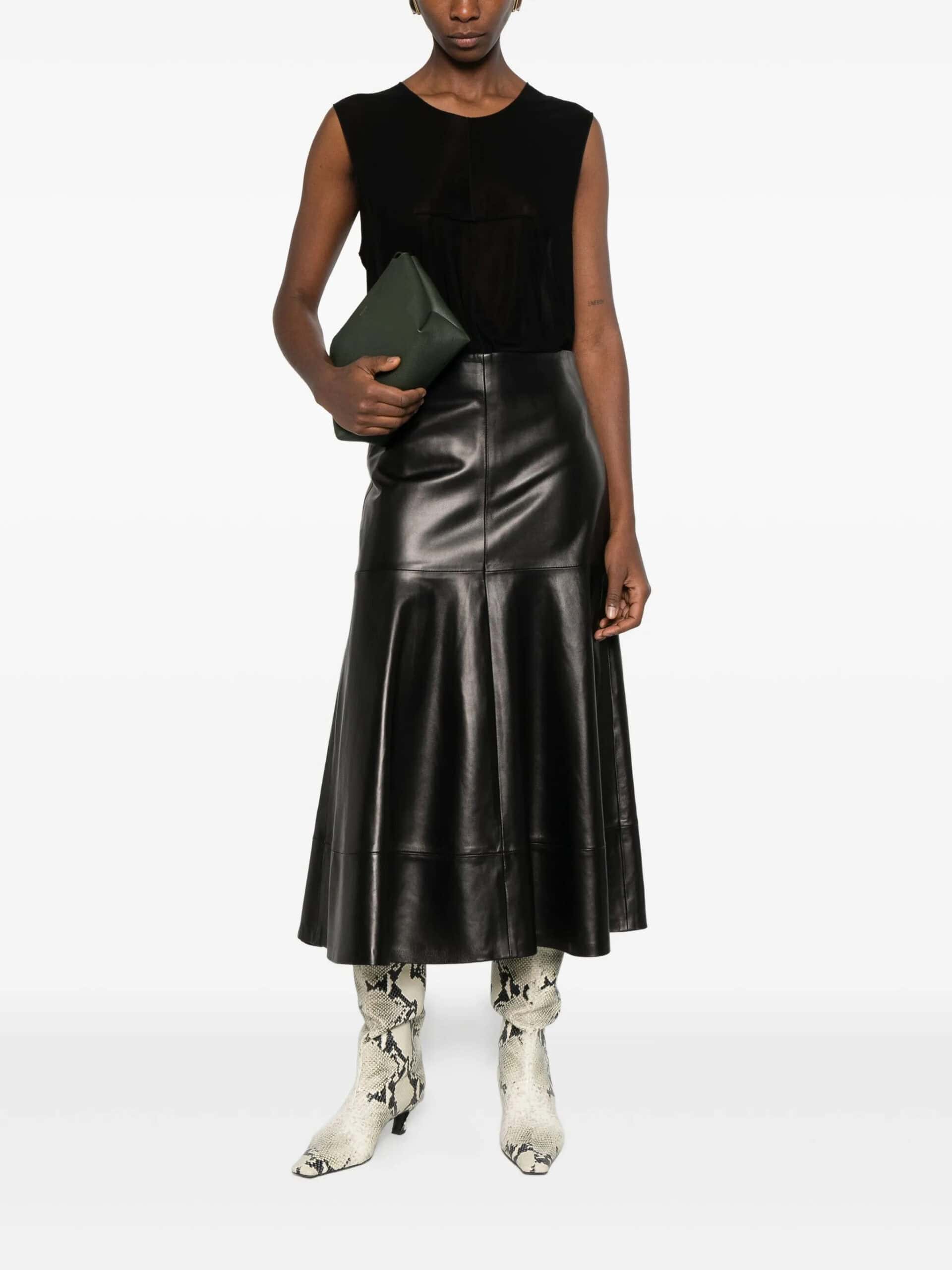 Elegante saia de couro preta com botas de pele de cobra, ideal para looks sofisticados e modernos.
