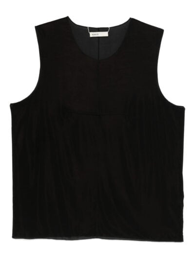 Blusa preta de musselina com corte elegante para mulher moderna e sofisticada.