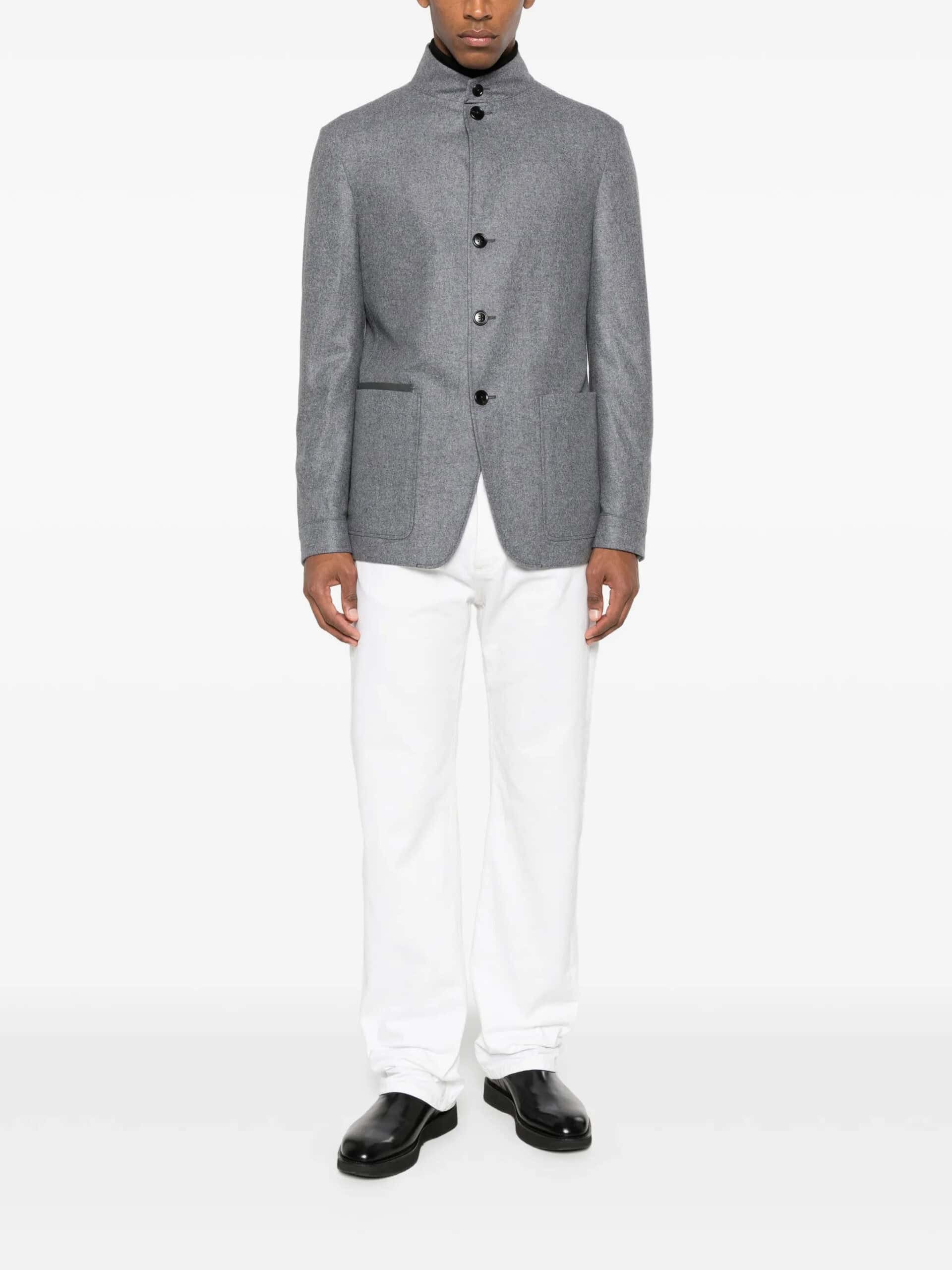 Casaco cinza de lã com detalhes elegantes para homem | Moda masculina sofisticada.