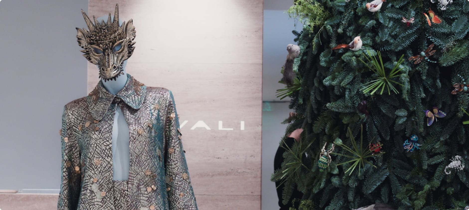 Máscara de dragão em rosto humano, vestuário de alta moda e decoração de Natal.