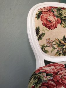 Elegante interieurstoffen met bloemmotieven voor stoelen en meubels.