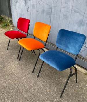 Kleurrijke stoffen stoelen in modern interieurstijl. Stoffen voor meubels, stoffering en interieurdecoratie bij StoffenBarn.