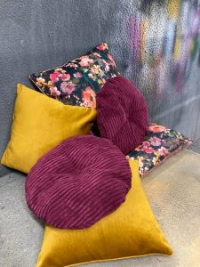 Kleurrijke sierkussens voor modern interieur.