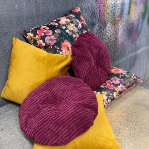 Vloerkussens en interieurstoffen. Kleurrijke sierkussens voor modern interieur.