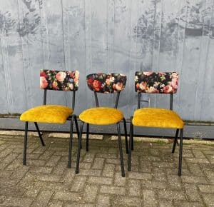 Stoelen met bloemprint en geel gestoffeerd zitvlak, ideale interieurstoffen voor stijlvolle meubels.