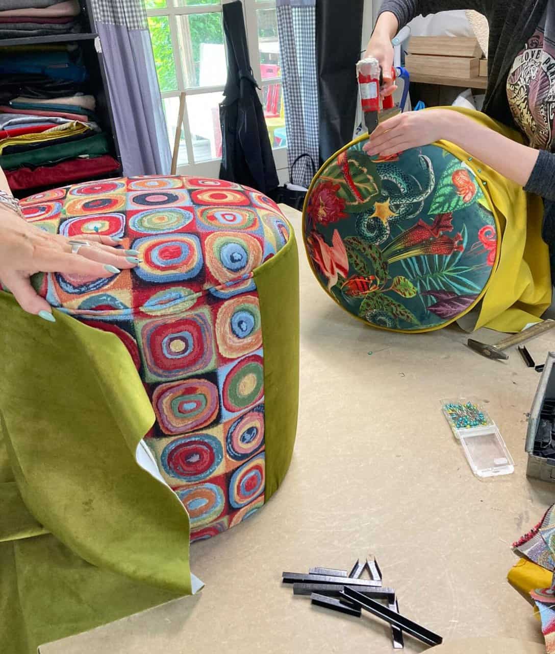 Alt tekst: Stoffen voor interieurprojecten, kleurrijk en uniek design, perfect voor meubels en decoratie.