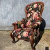 Antieke armstoel met bloemmotief stof, elegante uitstraling, perfect voor interieur decoratie.