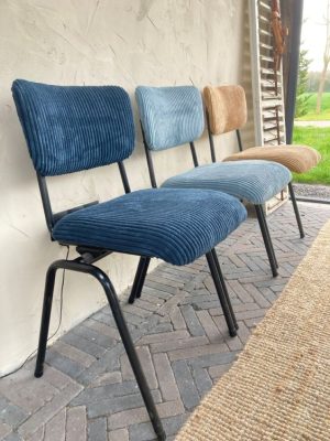 Stoelen met gekleurde stoffen bekleding.