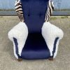 Fauteuil met dierenprint, dons en fleece bekleding, perfect voor interieurstyling en comfortabel zitten.