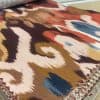 Vrolijke en kleurrijke interieurstoffen met abstract patroon, stofstalen voor meubels en decoratie.
