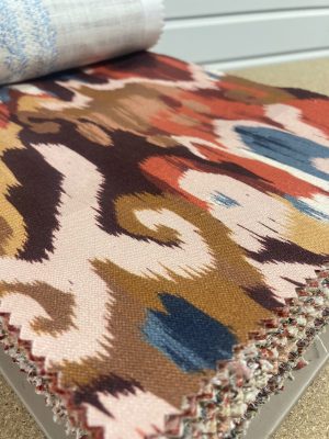 Interieurstoffen designstalen | StoffenBarn. Vrolijke en kleurrijke interieurstoffen met abstract patroon, stofstalen voor meubels en decoratie.