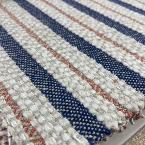 Modern gestreept tapijt in blauwe, witte en oranje tinten.
