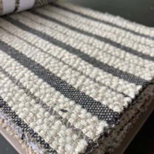 Hoogwaardige interieurstoffen met strakke strepen en textuur, geschikt voor meubilair en decoratie.