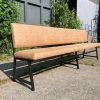 Luxe bank met lerenlook bekleding in buitenomgeving.