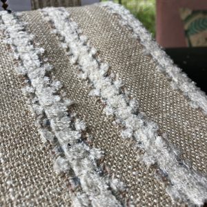 Antieke en moderne stoffen voor interieurdecoratie, perfect voor maatwerk en duurzame toepassingen.