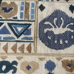Decoratief vloerkleed met collage van kleurrijke exclusieve interieurstoffen en moderne patronen.