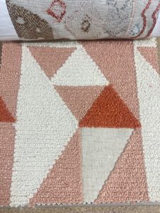 Alt tekst: Geometrische design vloerkleed met pastel kleuren, geschikt voor interieur en woondecoratie.