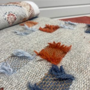Decoratieve gebreide stoffen voor meubels en woondecoratie.