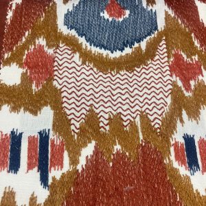Antiek ogend vloerkleed met geometrisch patroon en aardetinten, perfect voor interieurdecoratie.